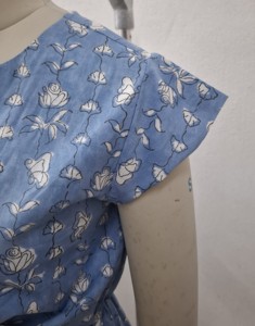 ชุดเสื้อและกางเกงขาสั้นผ้าฝ้ายพิมพ์ลายดอกไม้สีน้ำเงิน 100% สำหรับผู้หญิง แบบไม่มีแขนผูกโบว์ด้านหน้า คอกลม สไตล์ลำลอง ชุดฤดูร้อน - Product Image 2