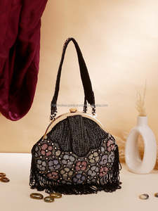 Bolso de noche de lujo hecho a mano con bordado y cuentas, con marco metálico de media luna y correa para el hombro, para fiestas y bodas. - Product Image 1