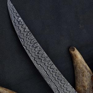 Cuchillo de Filetear Flexible de Acero de Damasco Hecho a Mano con Mango de Resina para Chefs - Regalo Perfecto para Ocasiones Especiales - Product Image 1