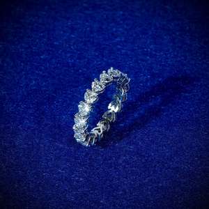 Anillo de Eternidad de Moissanita Blanca con Corte de Corazón, Banda Plateada con Incrustaciones, Joyería de Compromiso y Boda para Mujer - Product Image 2