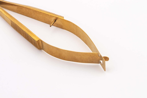 Tijeras Spring Scissors de color dorado con mango antideslizante, rectas, de acero inoxidable, para dar forma y recortar cejas y pestañas, con logotipo personalizado. - Product Image 6