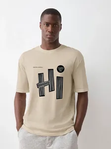 เสื้อยืดแขนสั้นทรงโอเวอร์ไซส์สีน้ำตาลสำหรับผู้ชายจาก ONETEN APPAREL ผลิตจากผ้าฝ้าย 100% ป้องกันการยับ พร้อมลายพิมพ์ตัวอักษรโลโก้ด้านหน้า คอกลม สไตล์ลำลอง - Product Image 6