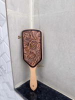 Nouvelle brosse à cheveux en cuir et bois faite à la main 2026 avec motif floral sculpté pour massage du cuir chevelu, utilisation manuelle, forme rectangulaire