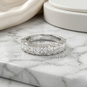Bague demi-éternité sertie de pierres taille émeraude 2.00CTW - Product Image 2