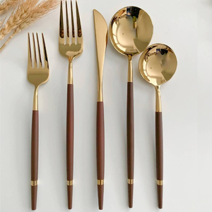 Magnifique ensemble de couverts dorés, avec de belles poignées fines modernes et minimalistes de couleur brun foncé, qualité supérieure, disponible à prix de gros. - Product Image 1