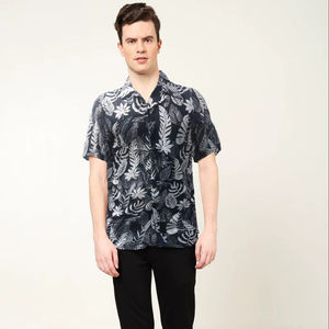 Chemise pour homme en polyester noir à imprimé plumes, coupe classique, conçue pour un style décontracté international, à porter en été, avec col chemise et manches courtes - Product Image 1