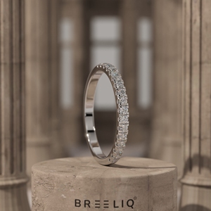 Bague d'éternité en or massif 14 carats avec diamants de laboratoire, sertie de griffes classiques, fine et empilable, pour mariage - Product Image 1