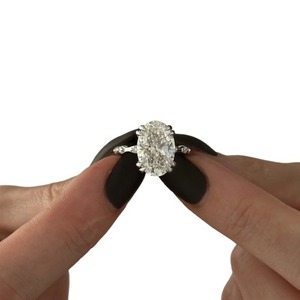 Bague de fiançailles de luxe avec diamant ovale de 5 carats cultivé en laboratoire, halo caché et double griffes en or 14K, 18K ou platine - Product Image 1
