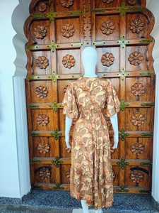 Robe longue décontractée d'été en soie pour femme, style vintage, simple, écologique, respirante, anti-plis, ample, à volants, col en V et manches flottantes - Product Image 3