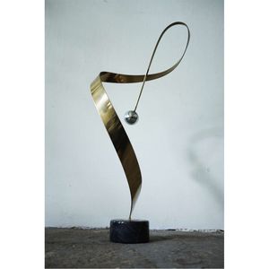 Sculpture d'art abstrait en laiton et fer forgé artisanale, décoration de table élégante et créative, décoration d'intérieur de luxe pour salon et bureau - Product Image 1