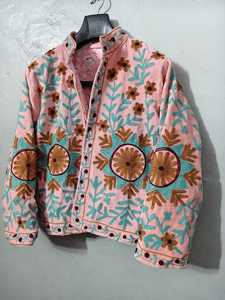 Veste Suzani en velours rose faite à la main, artisanat intemporel et couleurs éclatantes, style bohème, broderie florale, manteau tendance pour femme - Product Image 6