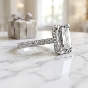 Anillo de Compromiso con Diamante Cultivado en Laboratorio, Corte Esmeralda, F VVS2, Certificado IGI, Oro de 18K, Estilo Clásico para Mujer, Anillo de Boda - Product Image 2