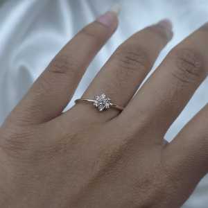 Anillo de Diamantes Cultivados en Laboratorio con Diseño de Flor y Estrella de 0.14 CT para Mujer |   Anillo de Diamantes Florales con Certificado IGI en Oro de 18K |   Boda Minimalista - Product Image 1