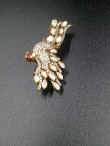 Broche de luxe Amaira Jewels en forme de paon doré, cristaux taille marquise sertis pavé, bijoux fins pour femme, cadeau, argent 925, or 24 carats - Product Image 5