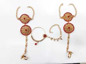 Conjunto de collar y aretes Kundan de aleación chapada en oro con cristales rojos y pedrería, joyería étnica para bodas para mujeres. - Product Image 2