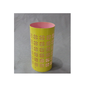 Porte-bougie décoratif en fer perforé, cylindrique, extérieur jaune, intérieur rose, motif floral géométrique découpé artistique - Product Image 1