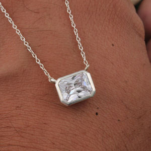 Collar con Colgante Solitario de Circonia Cúbica con Corte Esmeralda, Plata de Ley 925, Diseño Rectangular Elegante y Clásico - Product Image 2