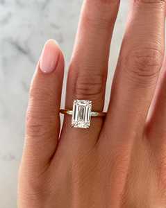แหวนหมั้นเพชรสามเม็ด ทองคำแท้ 14k 18k ได้รับการรับรองจาก IGI เพชรเพาะเลี้ยงทรงเหลี่ยมมรกต ดีไซน์เรียบหรูสำหรับงานแต่งงาน - Product Image 4