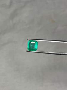 พลอยมรกตธรรมชาติจากแซมเบีย ทรงแอสเชอร์และทรงแปดเหลี่ยมเจียระไน ขนาด 8 มม. น้ำหนัก 2.5 กะรัต สำหรับทำเครื่องประดับ - Product Image 3