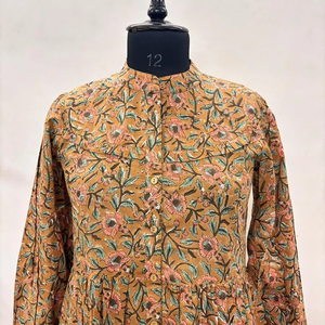 Chemisier en coton 100% écologique imprimé à la main motif floral, col en V, manches 3/4, ourlet à volants en dentelle fait main, lavable, silhouette taille naturelle - Product Image 2