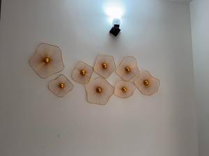Ensemble de 8 décorations murales en métal doré faites à la main, parfaites pour la salle à manger familiale, les chambres d'hôtes, la décoration et les événements, en provenance d'Inde. - Product Image 5