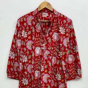 ชุดเดรสผ้าฝ้ายลายดอกไม้สีแดงสไตล์โบโฮ: เสื้อคลุมอินเดียพิมพ์ลายด้วยมือ - Product Image 1