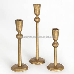 Candelabro con Acabado Dorado Antiguo Deslustreado - Portavelas de Latón Sólido, Exportador de Moradabad - Product Image 4