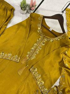 Conjunto de traje Salwar Chinon Farshi premium con bordado de lentejuelas pesadas - Product Image 4