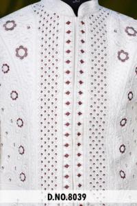 Sherwani Indo-Occidental Azul Prusiano Regal con Cuentas Hechas a Mano, Ropa Formal para Hombre con Motivos Florales Intrincados y Tela de Mezcla de Seda Premium - Product Image 5