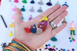 Llavero de cuero con borla para bolso, 70 colores, accesorio de cuero para llavero, regalo personalizado para ella, regalo de aniversario - Product Image 1