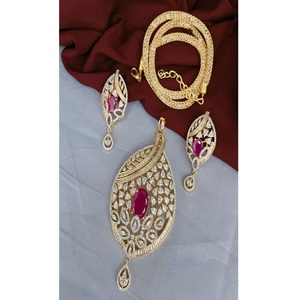 Atractivo conjunto de collar y pendientes de latón chapado en oro de primera calidad con circonitas, ideal para bodas y ocasiones especiales. - Product Image 2