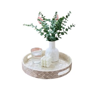 Elegante bandeja de nácar con mosaico de conchas naturales, bandeja redonda con asas ergonómicas para la hospitalidad moderna y como elemento decorativo para habitaciones. - Product Image 3