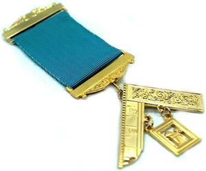 Joya de Pecho Masónica Past Master Masonic - [4 1/4'' de altura] Material: Metal Tipo de metal: Aleación Tipo de cierre: Pin - Product Image 1