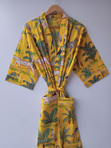 Robe Kimono Artisanale en Coton Premium, Imprimé Floral Jungle, Vêtement de Nuit Long, Fabricant Grossiste, Manches Longues avec Poches - Product Image 4