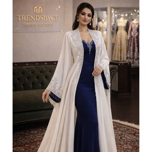 Vestido de Noche Moderno de Dos Piezas, Estilo Abaya Bisht, Largo hasta el Suelo, con Bordado Floral Plateado en Tonos Pastel y Detalles de Borlas - Product Image 3