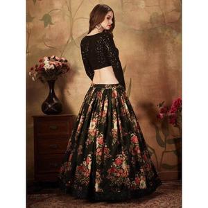 Mariage en soie organza à imprimé floral noir hypnotisant Lehenga Choli Tenue de mariée élégante et élégante - Product Image 2