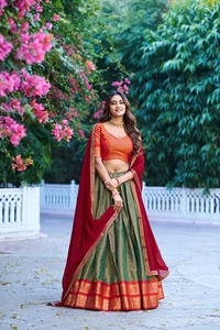 LooknBook Ensemble Lehenga Choli Kanchipuram multicolore pour femme, avec chemisier et dupatta, séchage rapide, idéal pour Diwali et les bals de promo - Product Image 4