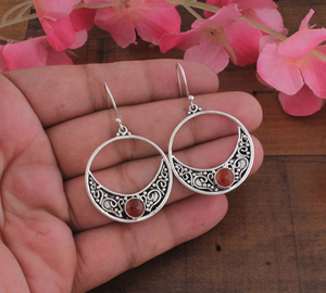 Boucles d'oreilles pendantes en argent sterling 925 faites à la main, motif filigrane goutte d'eau et croissant de lune, avec pierre de lune naturelle, collection luxe Shree Jaipur - Product Image 2