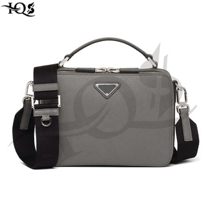 Bolso cruzado de PU gris con asa superior y cierre de cremallera para uso diario - Product Image 2