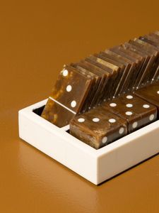 Jeu de dominos en résine avec tuiles brunes et points blancs dans une boîte de rangement, pièces de jeu d'art faites à la main, collection de dominos en résine - Product Image 4