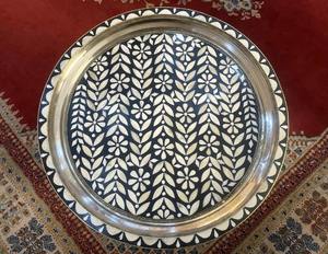 Bandeja Decorativa Redonda de Metal con Patrón Floral Grabado, Diseño Tradicional, Acabado Negro y Plateado, Pieza Única, Estilo Árabe Largo - Product Image 4