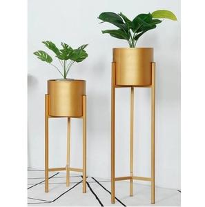 Soporte de Metal Alto para Macetas a Precio Accesible, con Maceta Dorada, Diseño Artesanal Resistente para Macetas Pesadas y Decoración Elegante para el Hogar - Product Image 1