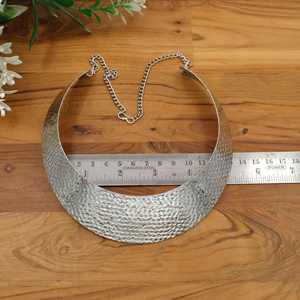 Collar Choker Ancho de Acero Inoxidable Dorado y Plateado para Mujer |   Collar llamativo con diseño martillado |   Joyería de Moda al por Mayor - Product Image 4