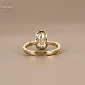 Elegante Anillo de Diamantes Solitario Ovalado en Oro Amarillo con Engaste de Bisel, Joyería Fina Minimalista para Novias - Product Image 2