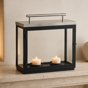 Farol de vela de metal dorado antiguo diseñado con una silueta rectangular limpia y un refinado acabado metálico cálido. - Product Image 5