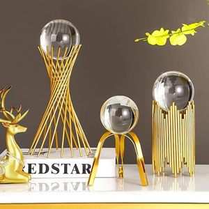 Sculpture moderne en métal doré avec boule en verre cristal, accent décoratif de luxe pour table, pour la maison ou le bureau - Product Image 2