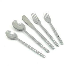 Ensemble complet de couverts en métal comprenant des cuillères à dîner, des fourchettes et des couteaux, adapté aux repas en famille - Product Image 3