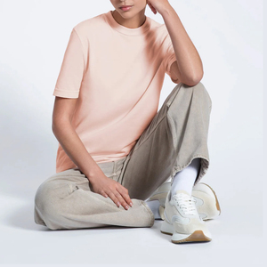 T-shirt pour femme en coton 100% rose pâle, col rond, coupe classique, manches courtes, style minimaliste, à porter au printemps et en été - Product Image 6