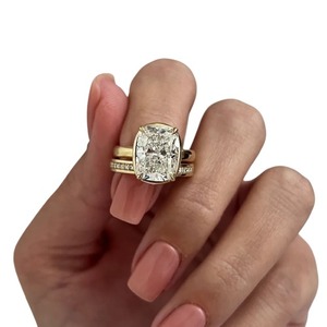 Ensemble de mariage de luxe avec diamant de laboratoire taille coussin allongée de 5 carats et demi-bague éternité en or 14K, 18K ou platine - Product Image 1