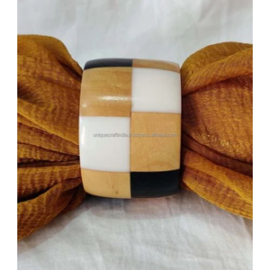 Anneau de serviette en résine transparente et en bois avec feuille d'or, décoration de table élégante en matériaux mixtes pour les dîners de luxe et les mariages - Product Image 4